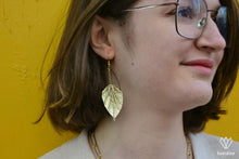 Charger l'image dans la galerie, Boucles d'oreilles dorées en origami en forme de feuille