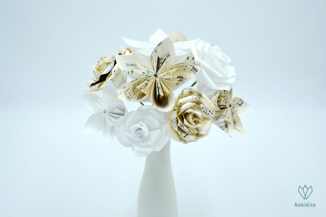 Bouquet de fleurs en papier partitions (blanc et beige)