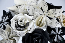 Charger l'image dans la galerie, Bouquet de fleurs en papier partitions (noir et beige)