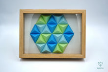 Charger l&#39;image dans la galerie, Cadre en papier origami composé de petites pyramides bleues et vertes, formant un hexagone
