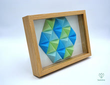 Charger l'image dans la galerie, Cadre en papier origami composé de petites pyramides bleues et vertes, formant un hexagone