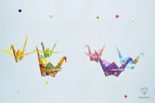 Charger l'image dans la galerie, Mobile bébé composé de 12 grues en origami