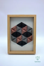 Charger l'image dans la galerie, Cadre en papier origami composé de petites pyramides roses, noires et grises, formant un hexagone