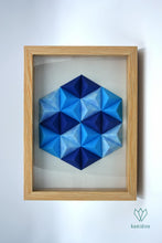 Charger l'image dans la galerie, Cadre en papier origami composé de petites pyramides bleues, formant un hexagone
