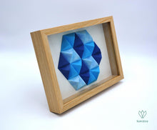 Charger l'image dans la galerie, Cadre en papier origami composé de petites pyramides bleues, formant un hexagone