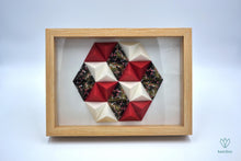 Charger l'image dans la galerie, Cadre en papier origami composé de petites pyramides rouges, blanches et noires, formant un hexagone