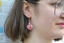 Charger l'image dans la galerie, Femme portant des boucles d'oreilles argentées en origami en forme de sphère