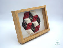 Charger l&#39;image dans la galerie, Cadre en papier origami composé de petites pyramides rouges, blanches et noires, formant un hexagone
