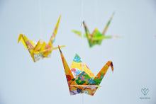 Charger l'image dans la galerie, Mobile bébé composé de 12 grues en origami
