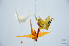 Charger l&#39;image dans la galerie, Mobile bébé composé de 12 grues en origami
