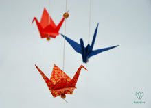 Charger l'image dans la galerie, Mobile bébé composé de 12 grues en origami