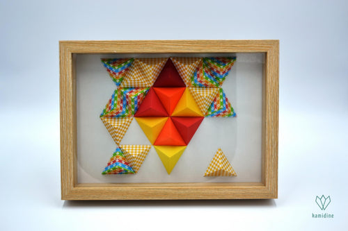 Pyramides multicolores en papier origami
