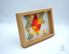 Charger l&#39;image dans la galerie, Pyramides multicolores en papier origami
