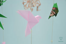 Charger l&#39;image dans la galerie, Mobile bébé en origami composé de 12 animaux
