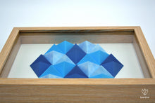 Charger l&#39;image dans la galerie, Cadre en papier origami composé de petites pyramides bleues, formant un hexagone
