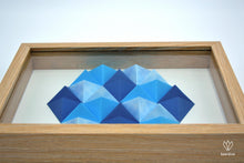 Charger l'image dans la galerie, Cadre en papier origami composé de petites pyramides bleues, formant un hexagone