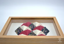Charger l'image dans la galerie, Cadre en papier origami composé de petites pyramides rouges, blanches et noires, formant un hexagone