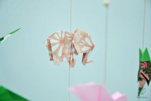 Charger l'image dans la galerie, Mobile bébé en origami composé de 12 animaux