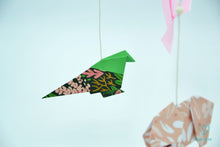Charger l'image dans la galerie, Mobile bébé en origami composé de 12 animaux