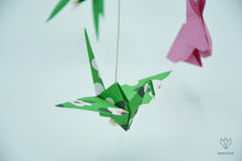 Charger l'image dans la galerie, Mobile bébé en origami composé de 12 animaux