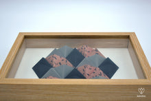 Charger l'image dans la galerie, Cadre en papier origami composé de petites pyramides roses, noires et grises, formant un hexagone