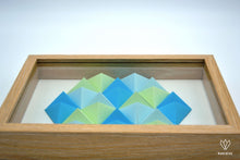 Charger l'image dans la galerie, Cadre en papier origami composé de petites pyramides bleues et vertes, formant un hexagone