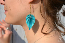 Charger l'image dans la galerie, Boucles d'oreilles dorées en origami en forme de feuille