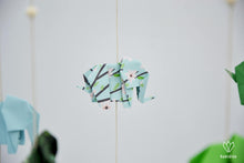 Charger l'image dans la galerie, Mobile bébé composé de 12 éléphants en origami