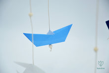 Charger l'image dans la galerie, Mobile bébé composé de 6 bateaux et 6 poissons en origami
