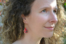 Charger l'image dans la galerie, Boucles d'oreilles dorées en origami en forme de sphère.