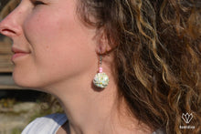 Charger l'image dans la galerie, Femme portant des boucles d'oreilles argentées en origami en forme de sphère