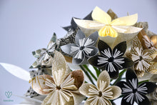 Charger l'image dans la galerie, Bouquet or, argent, noir et blanc en origami