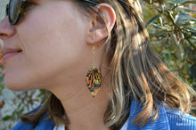 Charger l'image dans la galerie, Boucles d'oreilles dorées en origami en forme de feuille
