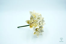 Charger l'image dans la galerie, Bouquet origami en papier de récupération d'un roman