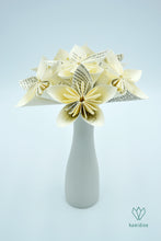 Charger l'image dans la galerie, Bouquet origami en papier de récupération d'un roman