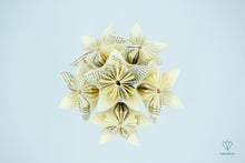 Charger l'image dans la galerie, Bouquet origami en papier de récupération d'un roman