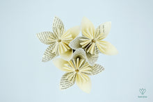 Charger l'image dans la galerie, Petit bouquet origami en papier de récupération d'un roman