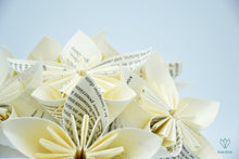 Charger l&#39;image dans la galerie, Petit bouquet origami en papier de récupération d&#39;un roman
