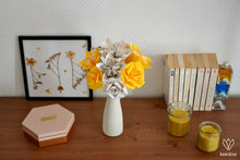 Charger l&#39;image dans la galerie, Bouquet de fleurs en papier partitions (jaune et beige)
