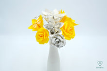 Charger l&#39;image dans la galerie, Bouquet de fleurs en papier partitions (jaune et beige)
