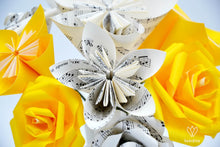 Charger l'image dans la galerie, Bouquet de fleurs en papier partitions (jaune et beige)
