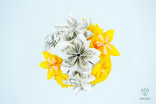 Charger l'image dans la galerie, Bouquet de fleurs en papier partitions (jaune et beige)