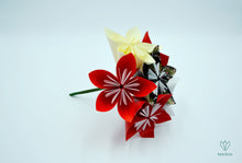 Charger l'image dans la galerie, Bouquet de fleurs rouges, banches et noires en origami