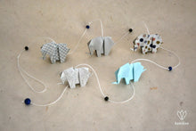 Charger l&#39;image dans la galerie, Guirlande de 5 éléphants en papier origami et de perles en bois
