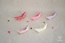 Charger l'image dans la galerie, Guirlande de 5 bateaux roses en papier origami