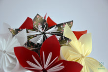 Charger l&#39;image dans la galerie, Bouquet de fleurs rouges, banches et noires en origami
