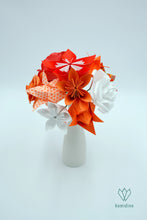 Charger l&#39;image dans la galerie, Bouquet de fleurs rouges, oranges et banches en origami
