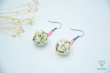 Charger l'image dans la galerie, Boucles d'oreilles argentées en origami en forme de sphère