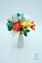 Charger l'image dans la galerie, Bouquet de fleurs vertes, oranges, jaunes et blanches en origami