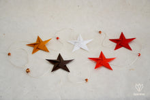 Charger l&#39;image dans la galerie, Guirlande de 5 étoiles en papier origami et de perles en bois
